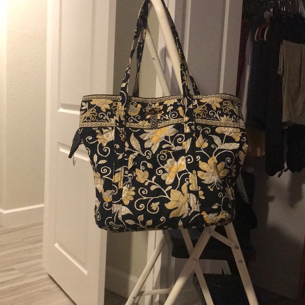 Vera Bradley travel bag with tons of pockets